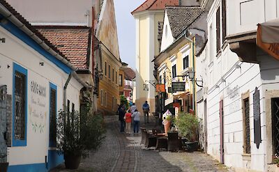 Charming cobblestone street in the riverside town of Szentendre. Pixabay:jhj881