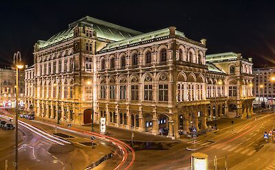 The Vienna State Opera illuminated at night. Pixabay:Mike_68