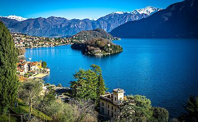 Classic Lake Como views with historic villas and deep blue water. Unsplash@Bruce Meier