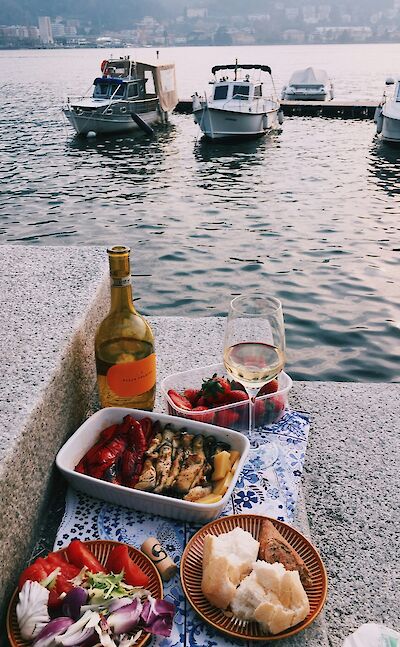 Lakeside picnic. unsplash@DariaLitvinova