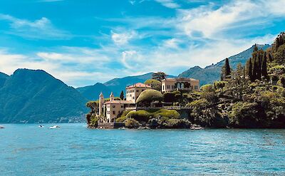 Lakeside villas set along the shores of Lake Como. Unsplash@StanislavGulei
