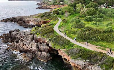 Coastal cycling route along the rocky shoreline. toABB