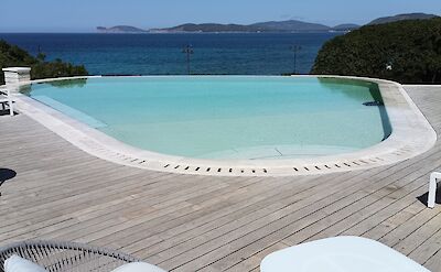 Infinity pool overlooking the coastline. toBTS