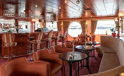 Bar & Lounge | MS Switzerland | Boat & Bike Tour
