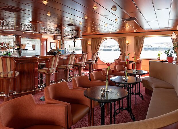 Bar & Lounge | MS Switzerland | Boat & Bike Tour