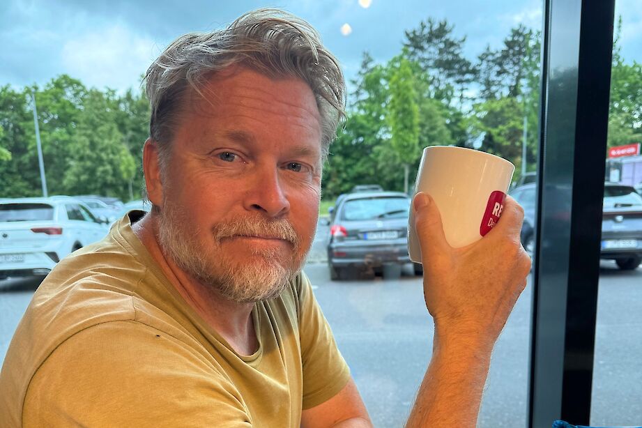 Karl Bushby at a cafe stop near Frankfurt, Germany. CC:Rosalind Perrett