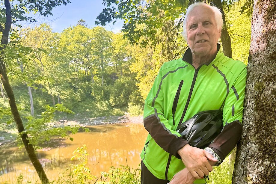 Raymond at the Kaali Meteorite Crater. CC:Raymond Lemoine