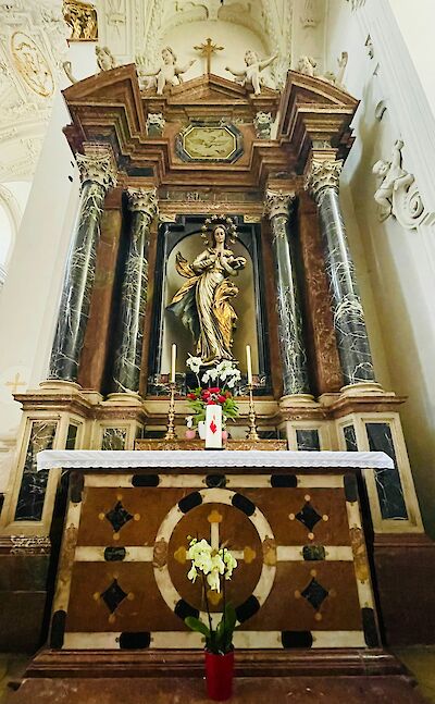 Inside the Alter Dom in Linz, Austria. Unsplash@Mehdi Raeisi
