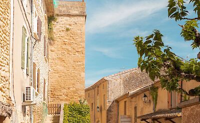 Historic streets of Ch&acirc;teauneuf-du-Pape. pexels:Ryank