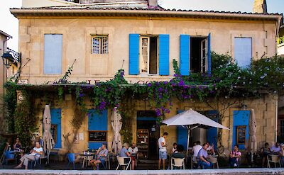 Caf&eacute; terrace in Arles' historic center. unsplash:HugoKruipJrt