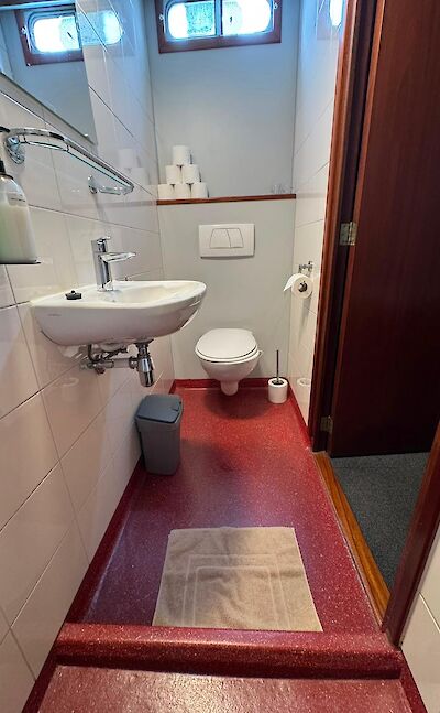 Ensuite Bathroom | Clair de Soleil | Bike & Boat Tour