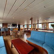 Lounge | Clair de Soleil | Bike & Boat Tour