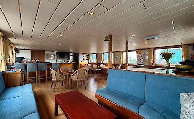 Lounge | Clair de Soleil | Bike & Boat Tour