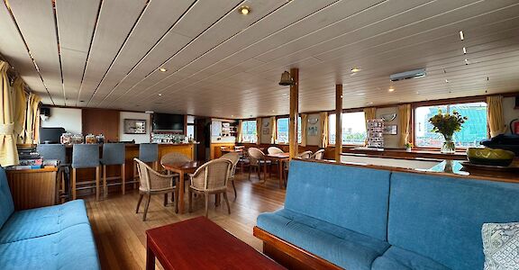 Lounge | Clair de Soleil | Bike & Boat Tour