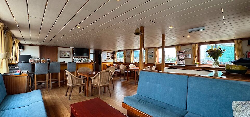 Lounge | Clair de Soleil | Bike & Boat Tour