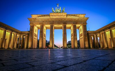 Brandenburg Gate illuminated at night. unsplash:FlorianWehde