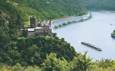 Burg Katz overlooks a dramatic bend in the Rhine. to:TN
