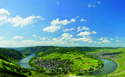 The Moselle River winds through vineyards, villages, and rolling hills. to:TN