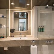Ensuite bathroom | Amadeus Aurea | Bike and Boat tour
