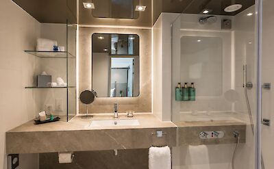 Ensuite bathroom | Amadeus Aurea | Bike and Boat tour