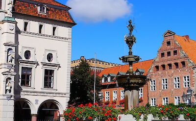 The fountain in L&uuml;neburg's Am Sande square. pixabay:peterkraayvanger