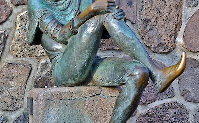Statue of Till Eulenspiegel in M&ouml;lln. pixabay:Bernswaelz