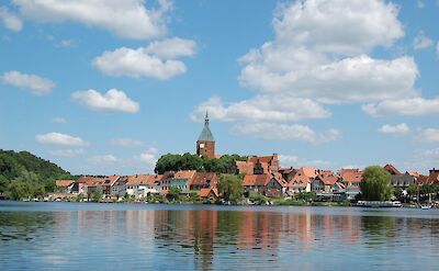 M&ouml;lln's lakeside skyline with St. Nicholas Church. pixabay:Christianakohn