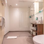 Ensuite Bathroom | Amadeus Diamond | Bike & Boat Tour