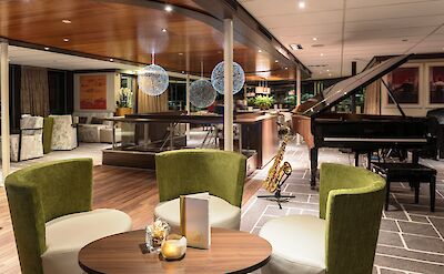 Piano in the Panorama Bar | Amadeus Diamond | Bike & Boat Tour