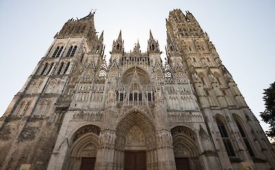 The ornate Gothic facade of Rouen Cathedral. toTN