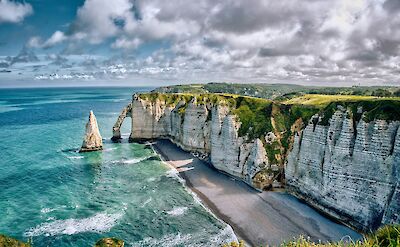The dramatic white cliffs of &Eacute;tretat. unsplash:AllysonBeaucourt