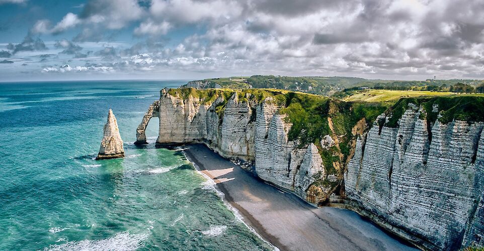 The dramatic white cliffs of &Eacute;tretat. unsplash:AllysonBeaucourt