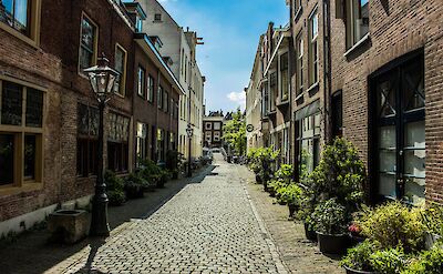 A quiet historic street in Leiden. pexels:MichaelKnotek