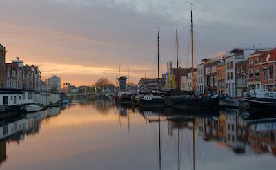 Boats reflected in Leiden&rsquo;s harbor at sunset. pixabay:ariefyusuf