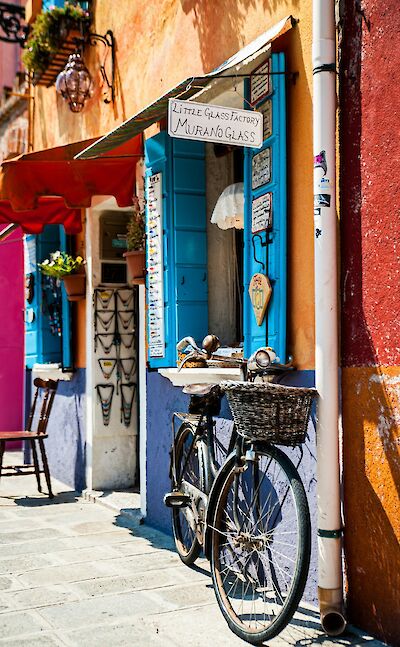 Local shops and colorful buildings in Burano. unsplash:MarcoChilese