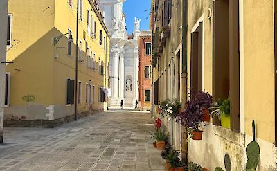 Quiet cobblestone street in a residential Venice neighborhood. cc:Tripsite