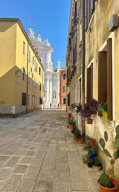 Quiet cobblestone street in a residential Venice neighborhood. cc:Tripsite