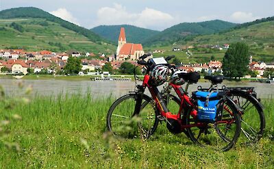Biking along the Danube River in the Wachau Valley. ©TO