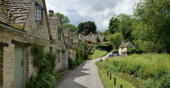 Row of cottages in the Cotswolds, England. Photo via Wikimedia Commons:Diliff