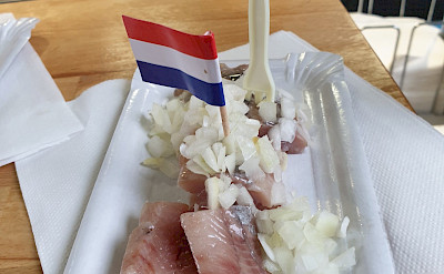 Traditional Dutch herring with raw onions. ©TO-Fam Peuten