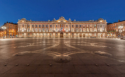 Magnificent 18th century Le Capitole (City Hall) in Toulouse, France. Wikimedia Commons:Ben Hlieusong