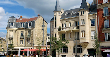 Cycling through Reims in the Alsace-Champagne-Ardenne-Lorraine region of France. Photo via Flickr:Morgaine