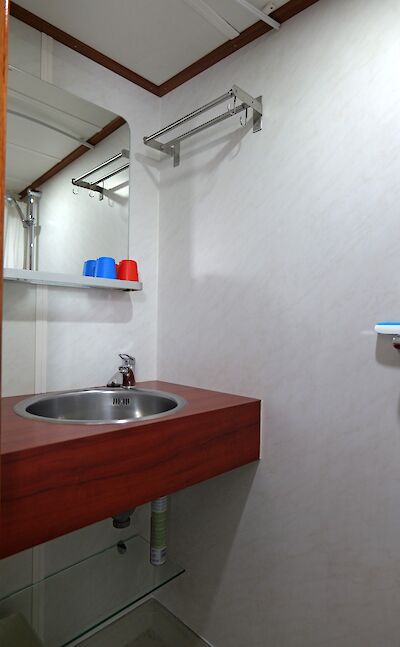 Bathroom | Clair d’Etoile | Bike & Boat Tour