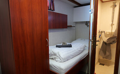 Bed and bathroom | Clair d&rsquo;Etoile | Bike & Boat Tour