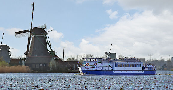 Sailing at the Zaanse Schans | Clair d&rsquo;Etoile | Bike & Boat Tour