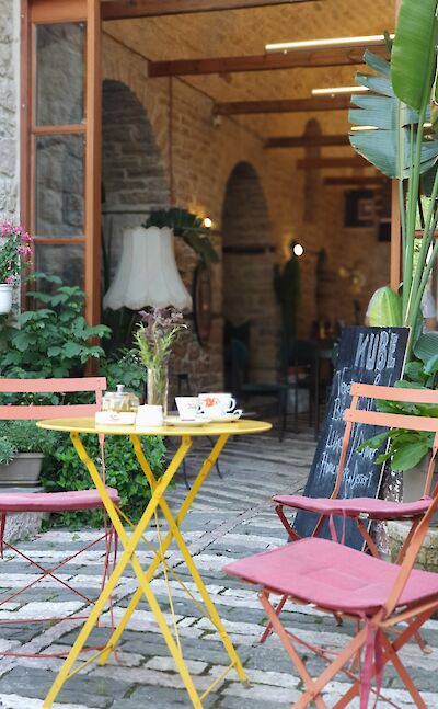 Café in Gjirokastër, Albania. Unsplash:Andy Arbeit