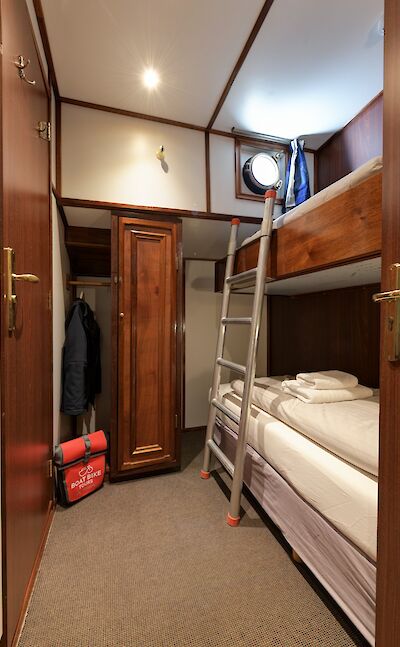 Bunk bed cabin | Mare Fan Fryslan | Bike & Boat Tour