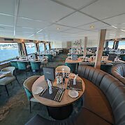 Large seating capacity in the restaurant of the MS Princess | Bike & Boat Tour