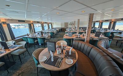 Large seating capacity in the restaurant of the MS Princess | Bike & Boat Tour