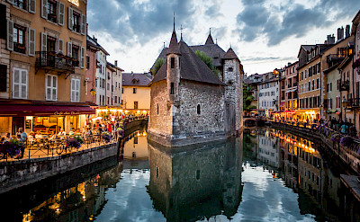 Riverside dining in Annecy, part of the Rhone-Alpes in France. Flickr:N i c o l a